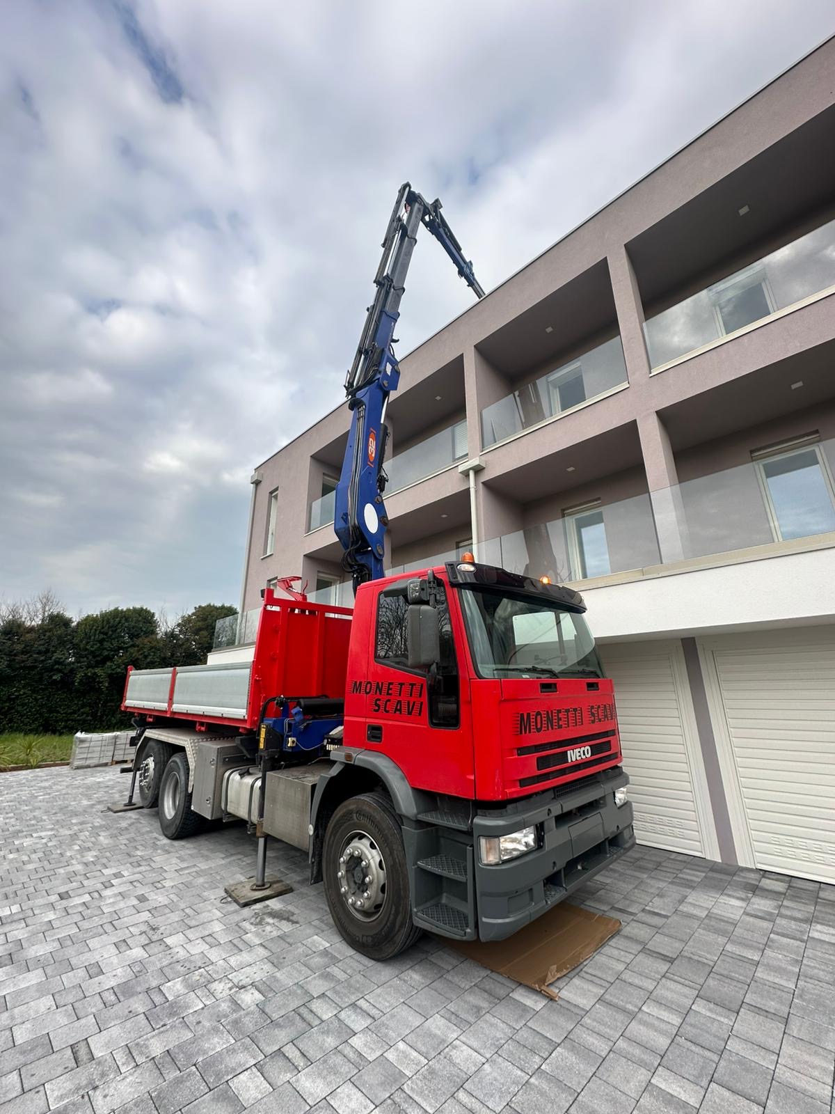 Noleggio camion gru ed escavatori